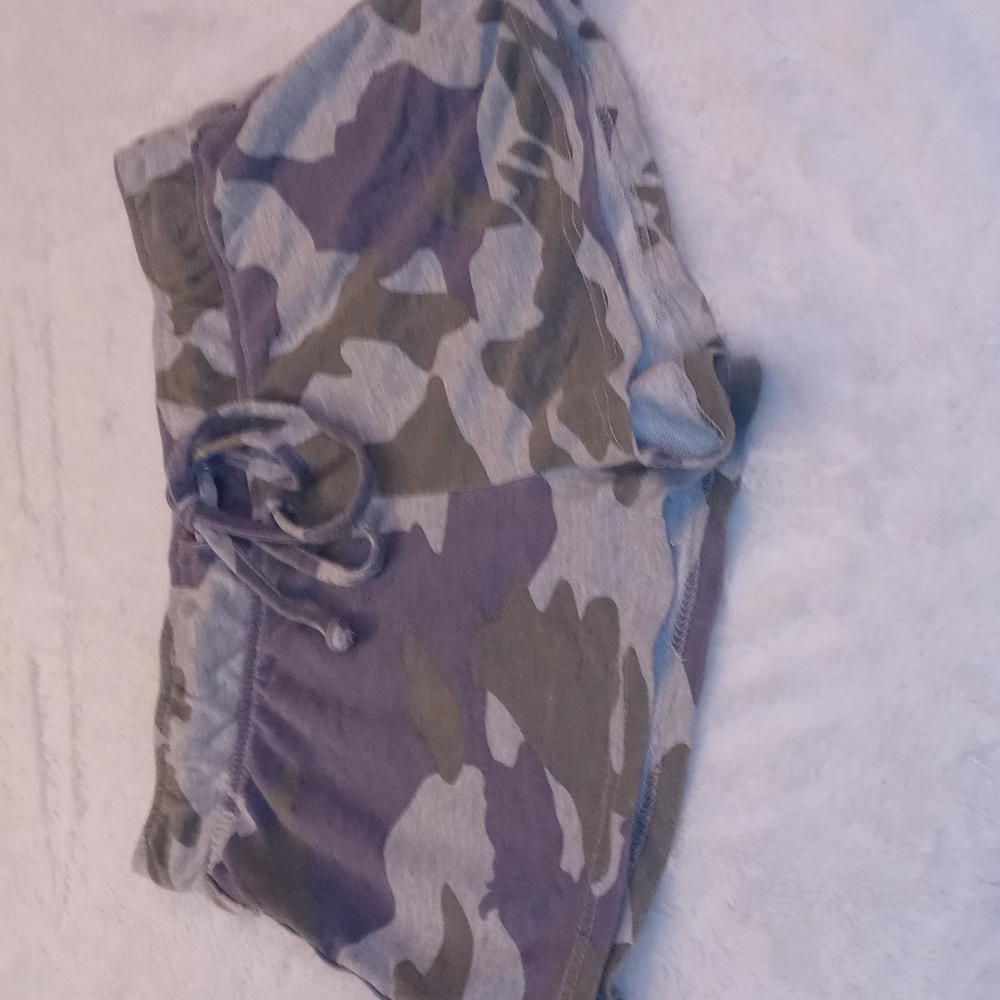 VANILLASTAR Comfy Camo Shorts Size L